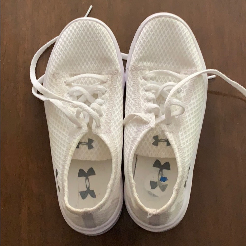 Girls Under Armour white tennis shoe. Size 2.